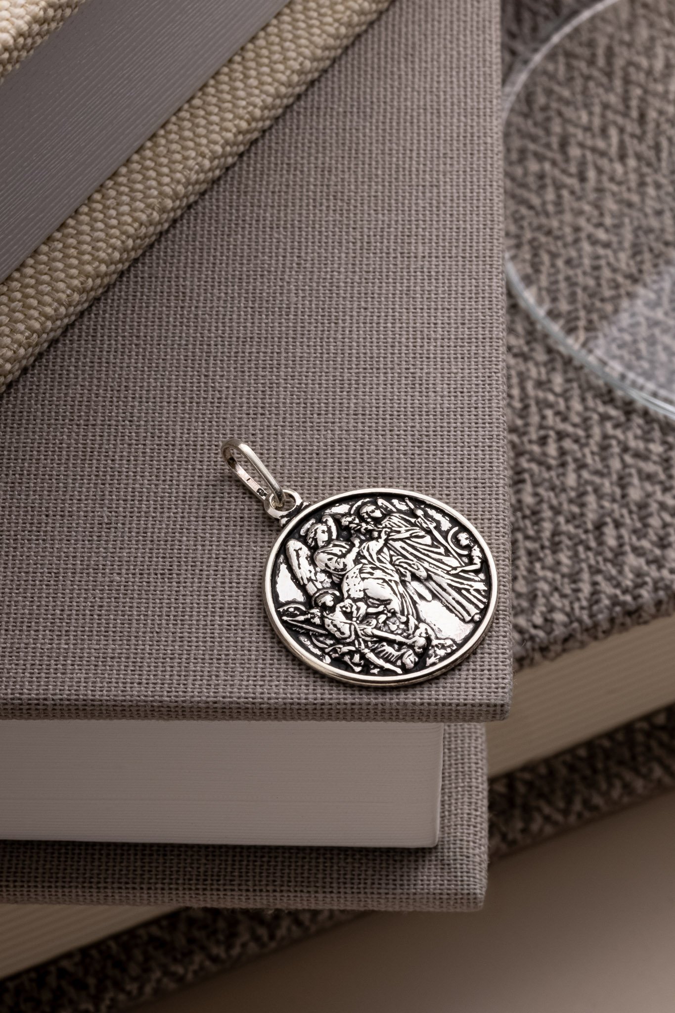 PINGENTE PRATA ENVELHECIDA COM 3 ANJOS