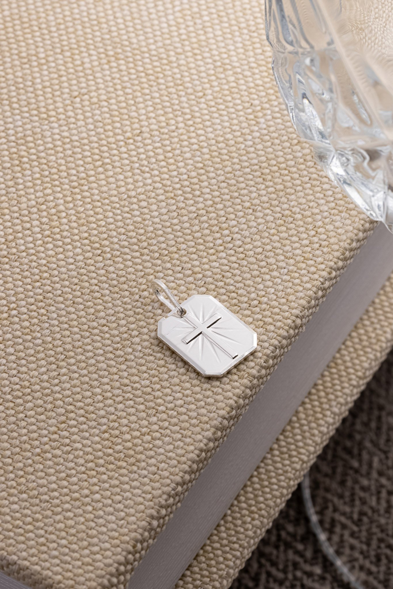 PINGENTE PLACA CHAMFRADA COM CRUZ E DIAMANTADO COM RÓDIO