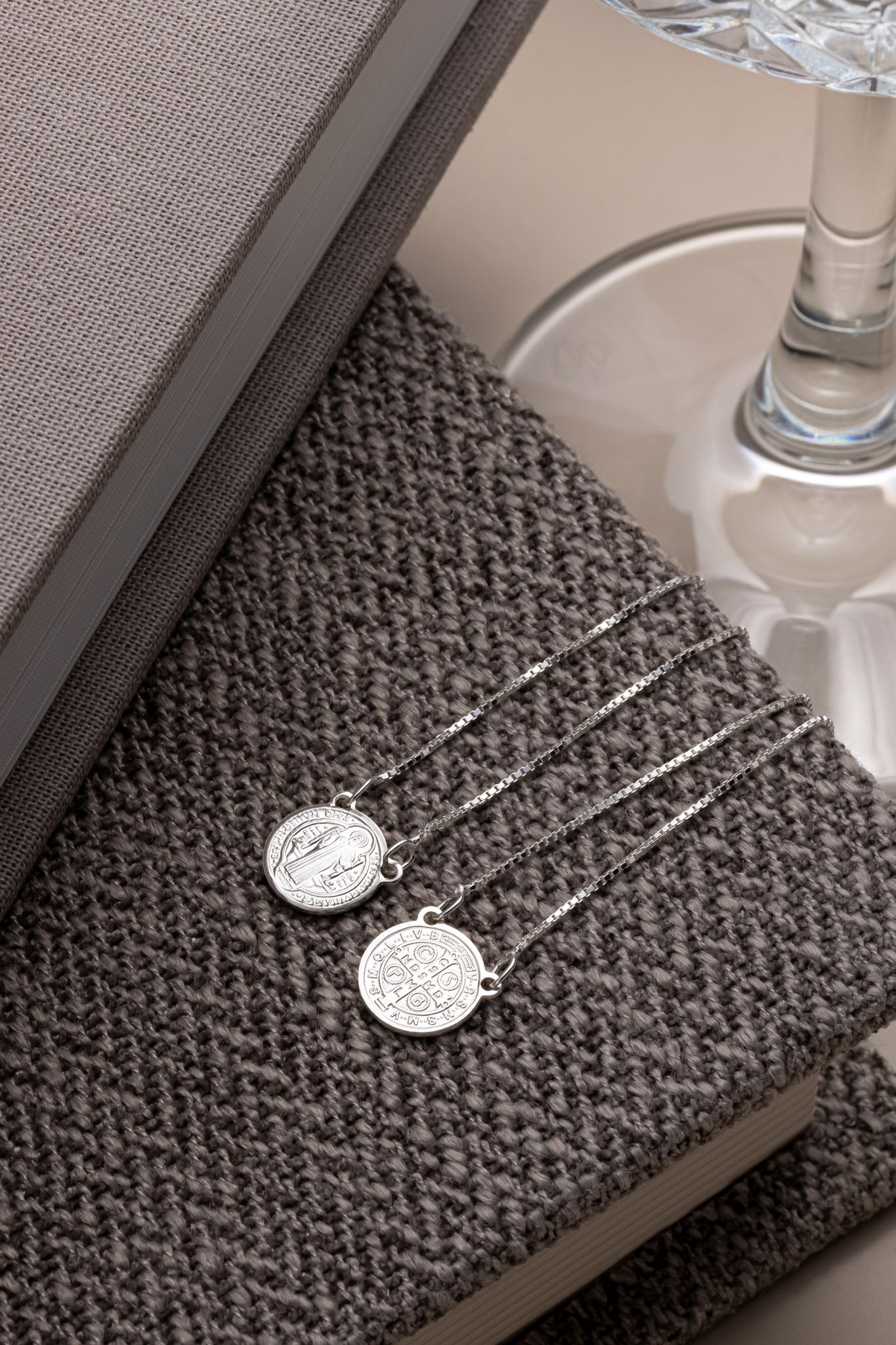 ESCAPULÁRIO DE PRATA COM MEDALHA 12MM COM SÃO BENTO 60CM