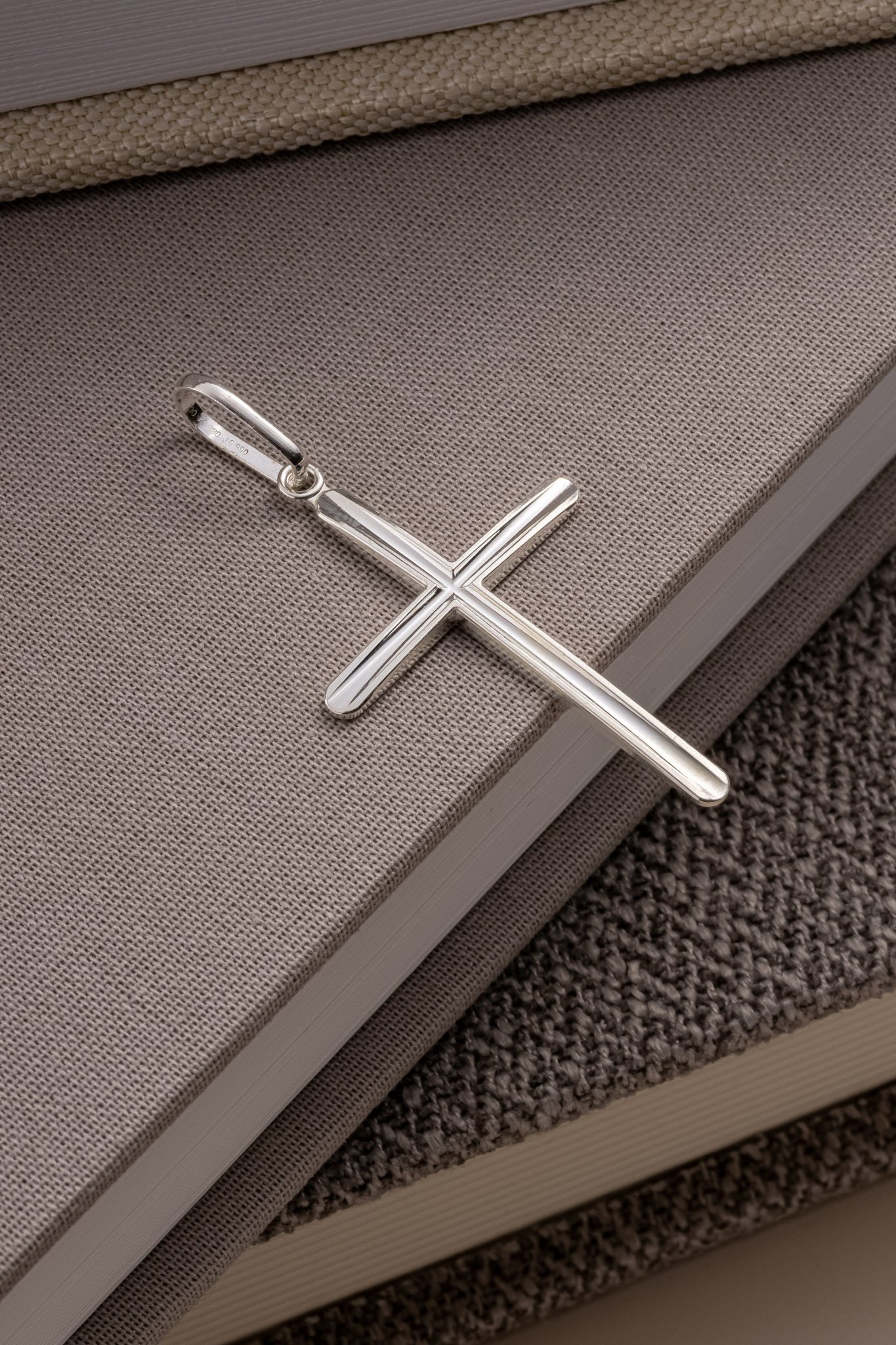 PINGENTE DE PRATA CRUZ 50MM LISA COM RELEVO