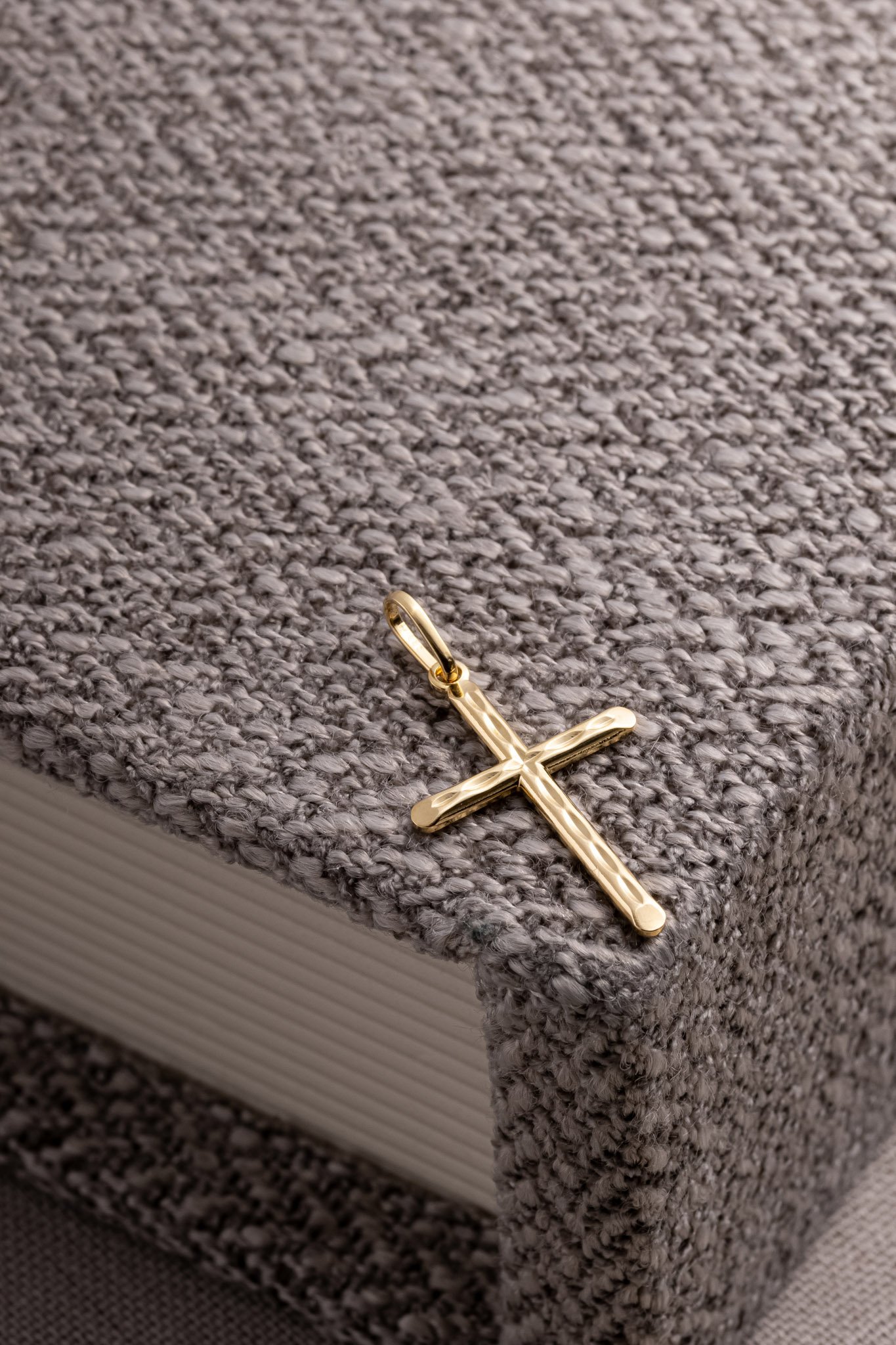 PINGENTE CRUZ COM NAVETE NO CENTRO