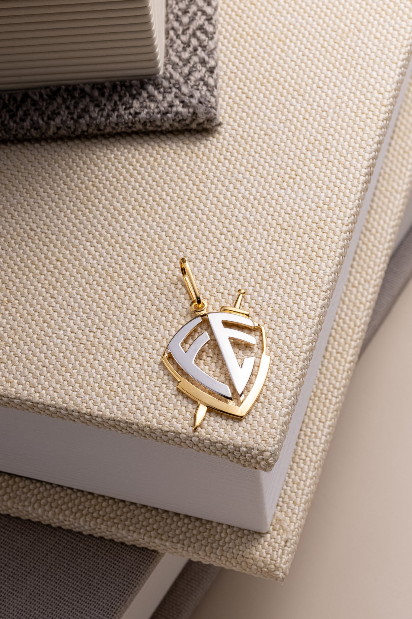 PINGENTE ESCUDO VAZADO FÉ