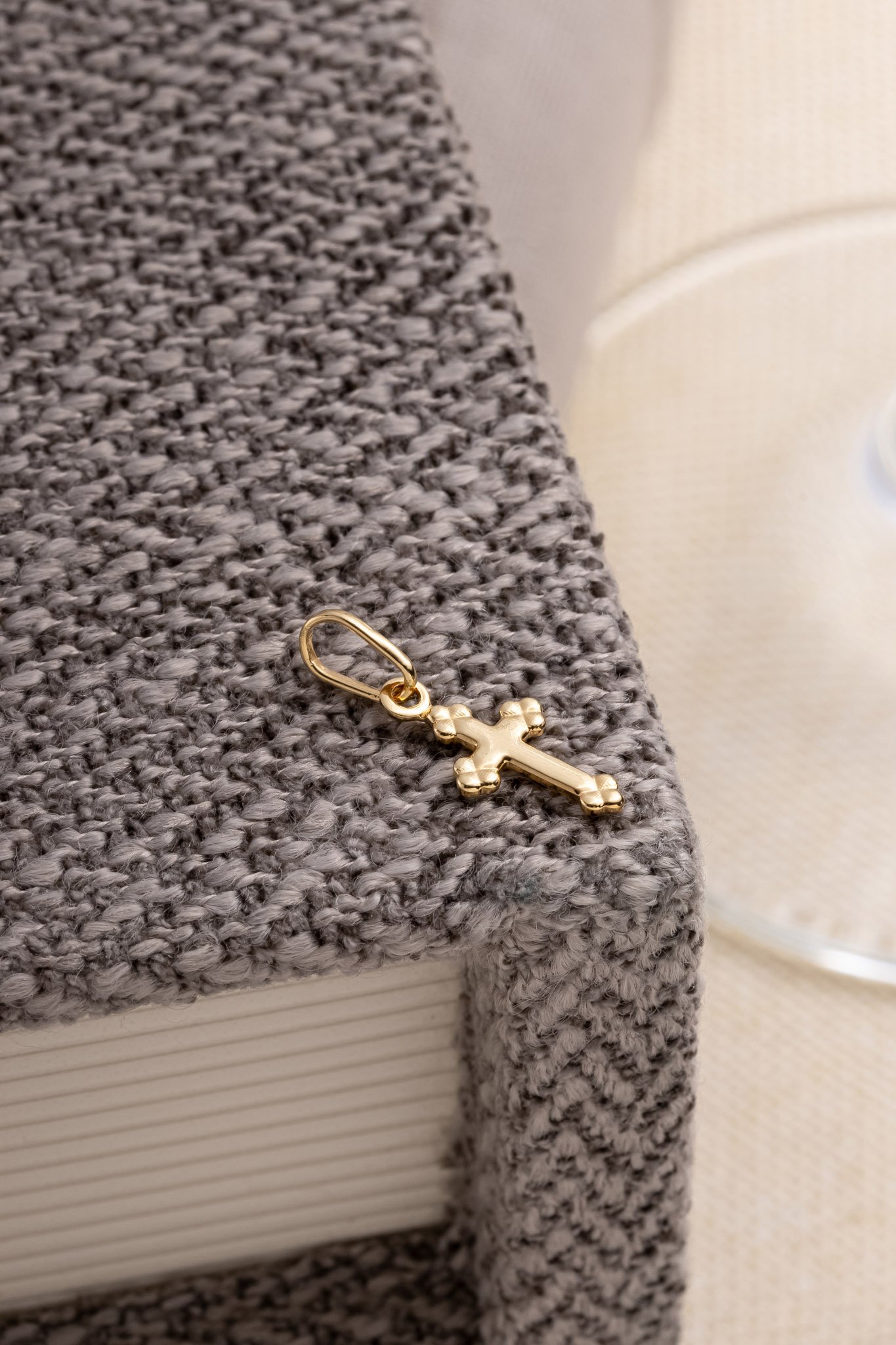 PINGENTE CRUZ PORTUGUESA MINI LISA COM DETALHE PICOTADO