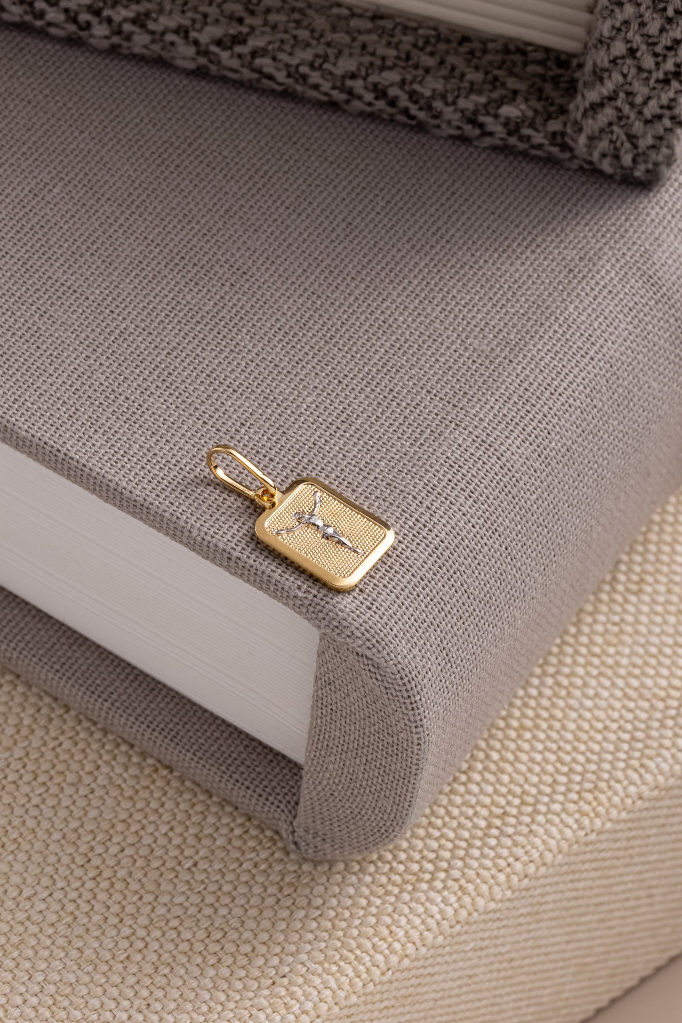 PINGENTE PLACA RETICULADA COM CRISTO COM RÓDIO