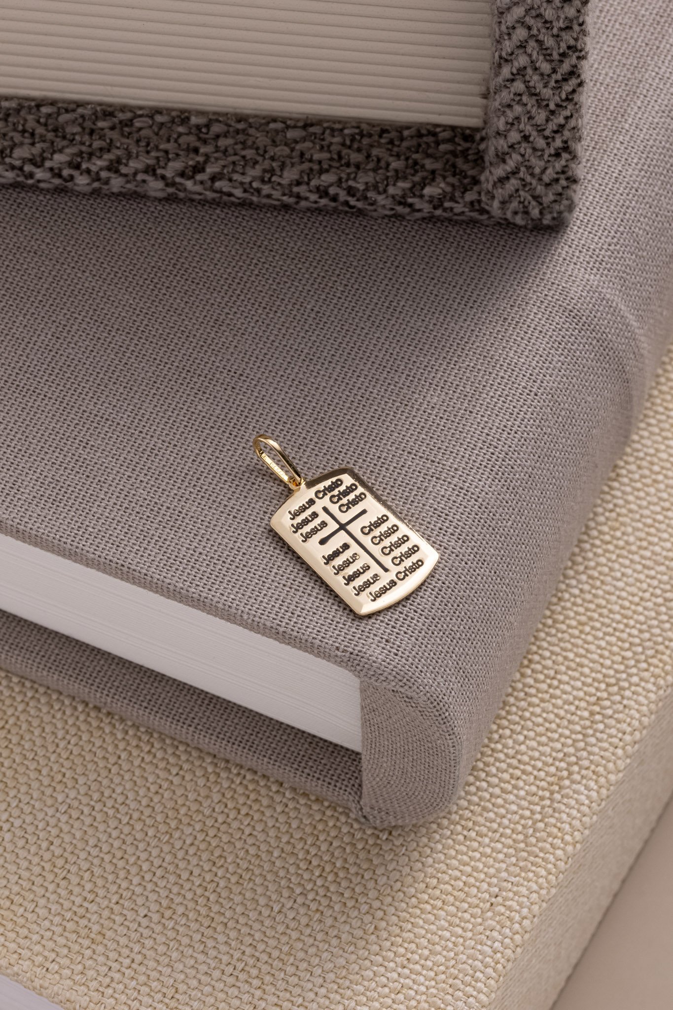 PINGENTE COM CRUZ JESUS CRISTO