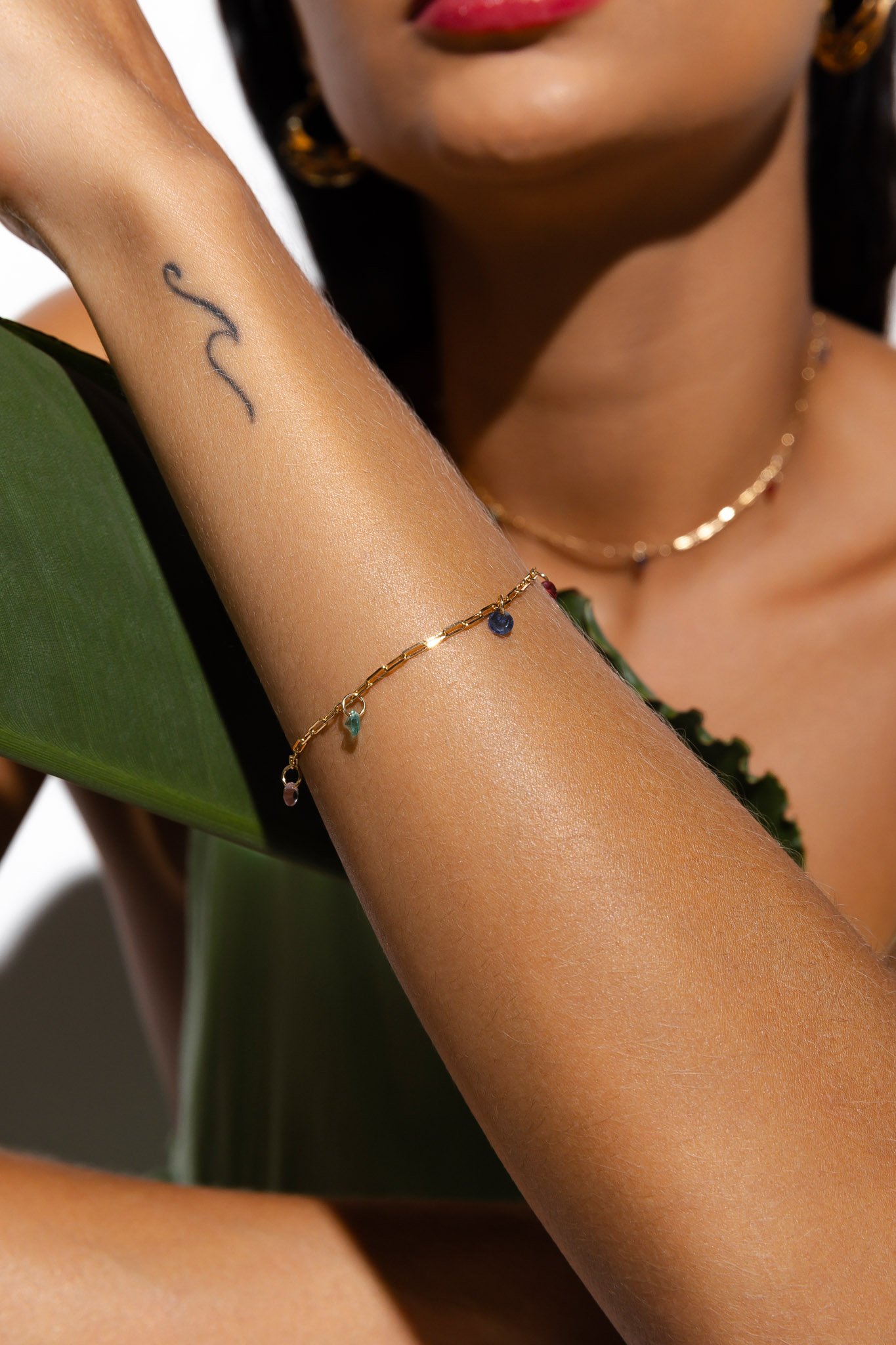 PULSEIRA CARTIE COM 6 PEDRAS COLORIDAS 18CM