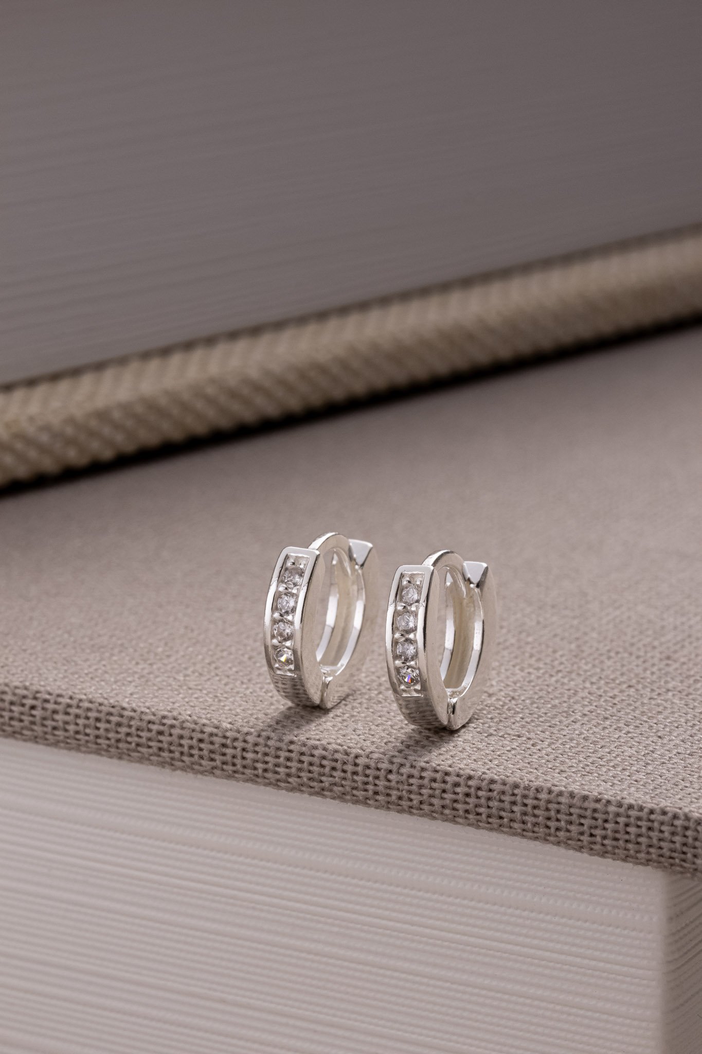 BRINCO DE PRATA ARGOLA COM ZIRCONIA