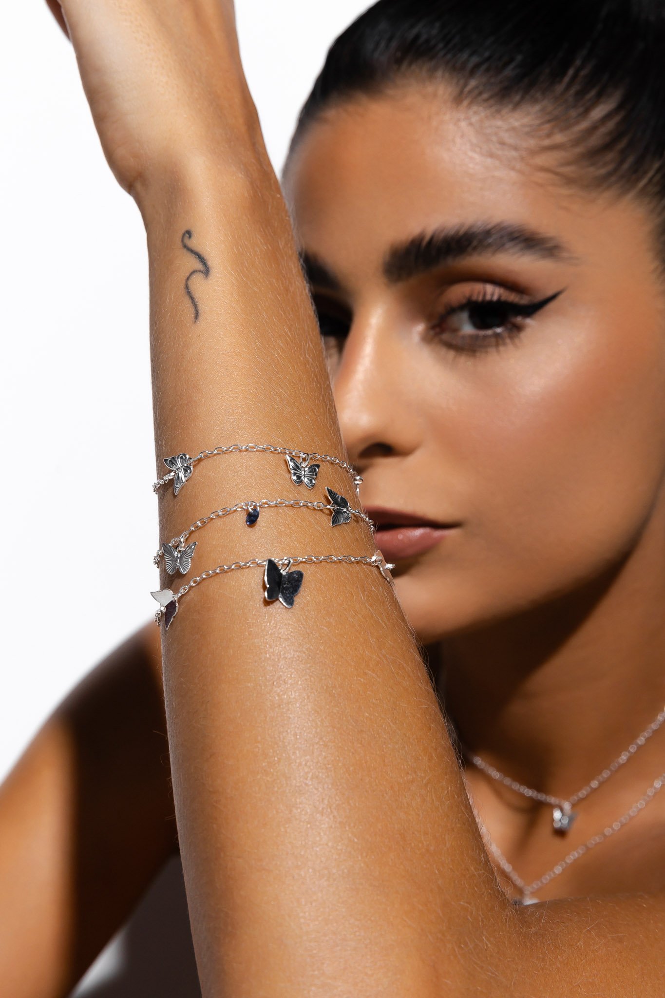 PULSEIRA DE PRATA COM 2 BORBOLETAS DIAMANTADAS 1 PEDRA 18CM