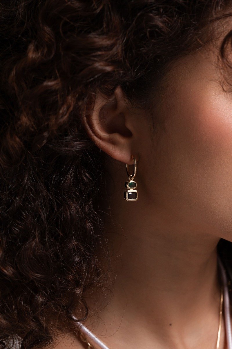 BRINCO ARGOLA ZIRCONIA VERDE E ROXA