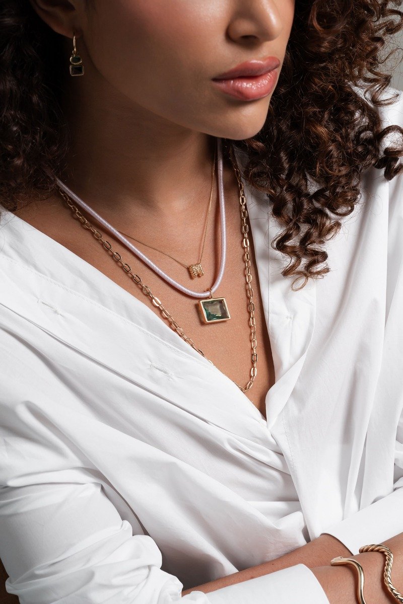 GARGANTILHA CORDÃO LILAS COM PEDRA VERDE