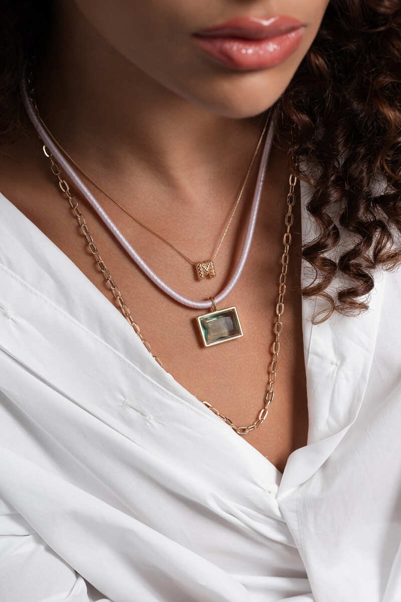 GARGANTILHA COM INICIAL LETRA M DETALHADA