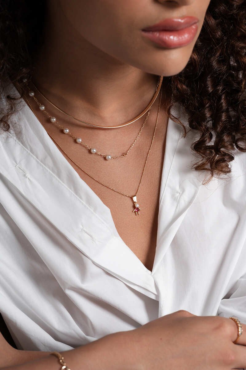 PINGENTE MENINA COM PEDRA ROSA E PEROLA