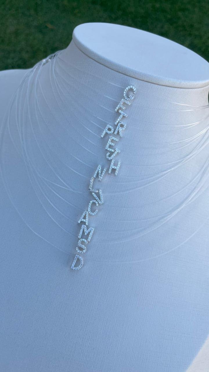 GARGANTILHA PRATA INICIAL LETRA P COM FIO DE NYLON EXTENSOR 10 CM