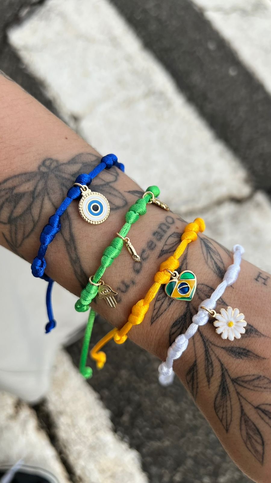 PULSEIRA SETE NÓS CETIM BRANCO FLORZINHA MARGARIDA